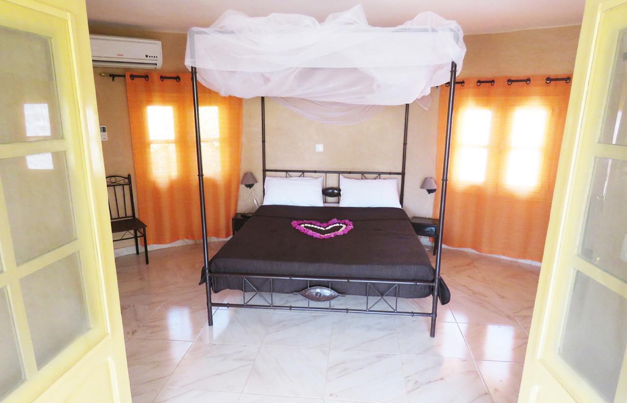 Le Lion Dort Hotel Somone Exterior photo